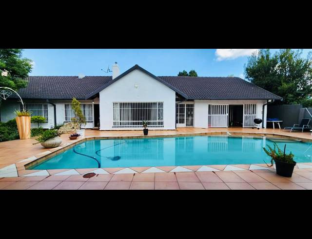 4 BEDROOM FREEHOLD FOR SALE IN ALBERANTE